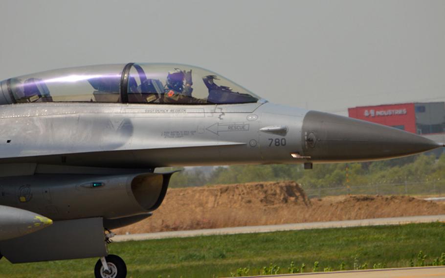 Stars And Stripes Air Force Grounds 2 Seater F 16 Fighters After Cracks Found