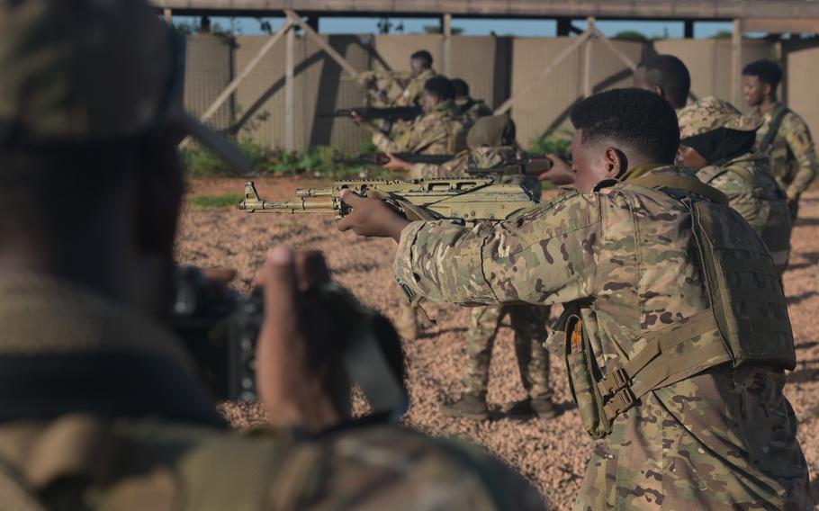 Somali soldiers hold weapons during training. 