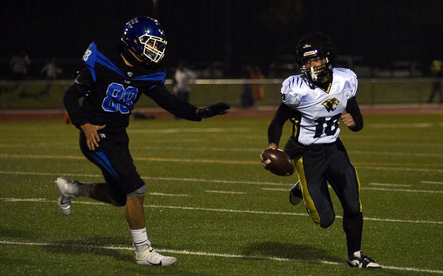 Kai Lewis tries to avoid a tackle.