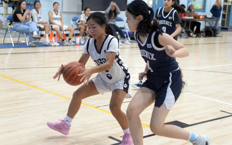 Sofia Clave tries to hold onto the ball.