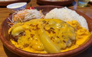 The limited-edition Melty Cheeseburger plate from Japanese hamburger steak chain Bikkuri Donkey.