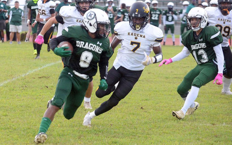 Haustyn Lunsford runs with the football.