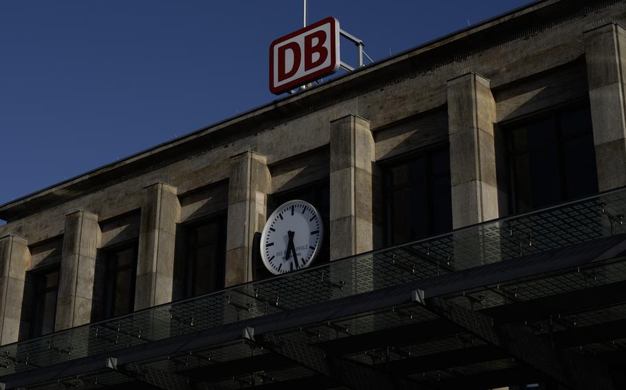 Travelers at Kaiserslautern’s main train station will face significant disruptions on weekends from May 17 to June 10 because of extensive construction work, including overhead line maintenance and track renewals, leading to temporary train service suspensions and replacement bus services.