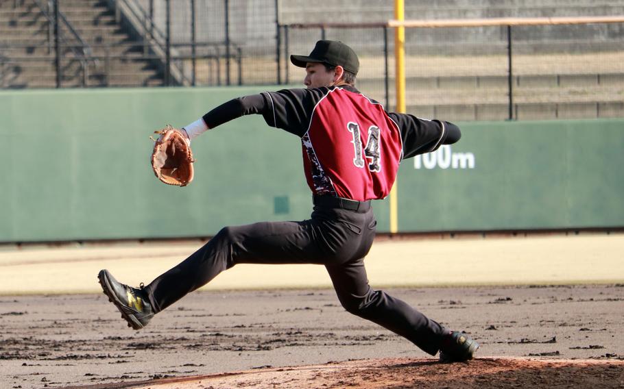 Taisei Shimakura pitches.