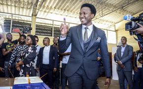 Independent candidate Venancio Mondlane holds up his finger after casting his vote in general elections in Maputo, Mozambique, Wednesday, Oct. 9, 2024. (AP Photo/Carlos Equeio)