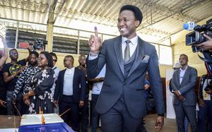 Independent candidate Venancio Mondlane holds up his finger after casting his vote in general elections in Maputo, Mozambique, Wednesday, Oct. 9, 2024. (AP Photo/Carlos Equeio)