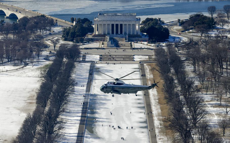 A helicopter flies in front of the Lincoln Memorial.