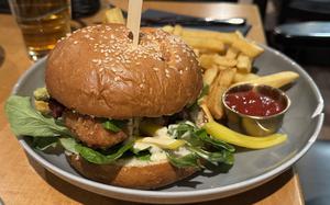 The Hawaii burger at Memory Burger in Ramstein-Miesenbach, Germany, consists of a breaded chicken breast, lettuce, tomato, mango, pureed avocado and a passion fruit cost. With regular fries, the dish costs 18 euros.