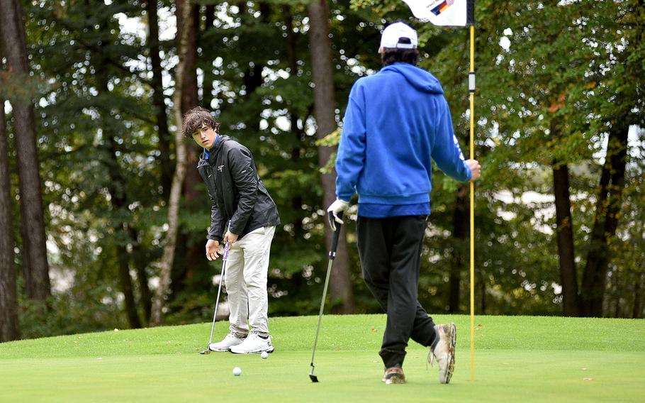 Milo Singleton putts.