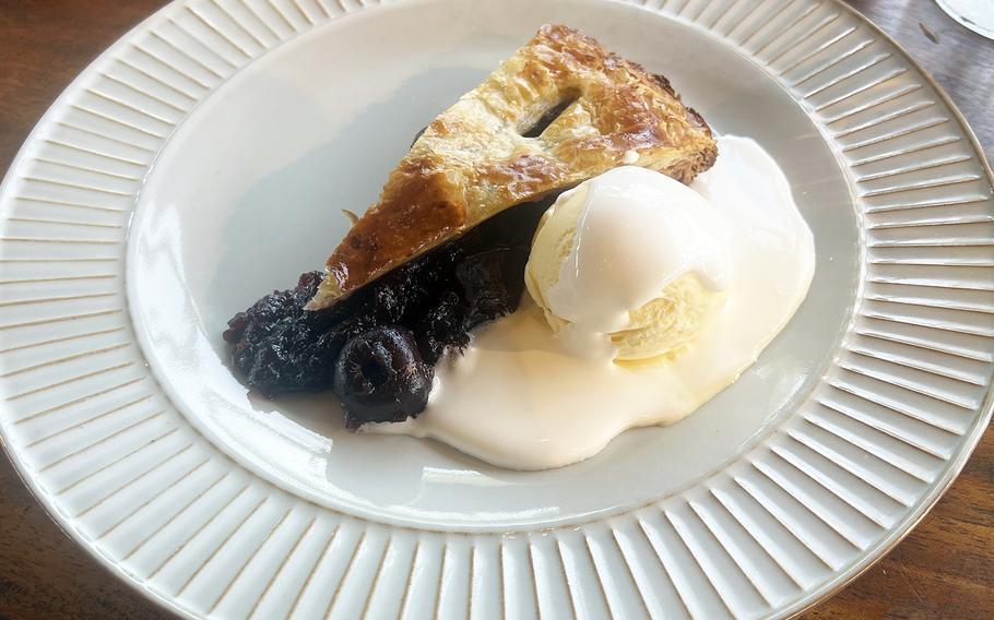 For the dark cherry pie, Farm Basel reduces large cherries with sugar and lemon juice, butter and kirsch liqueur and serves it hot with vanilla ice cream. 