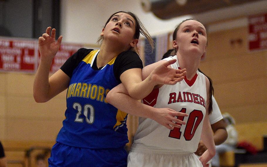 Natalia Bergdorf and Haley Richardson battle for position.