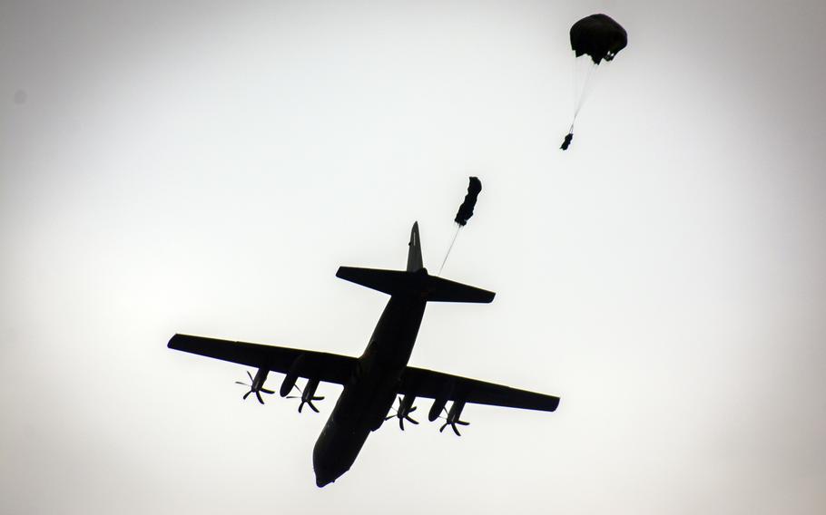 Plane drops South Korean paratroopers