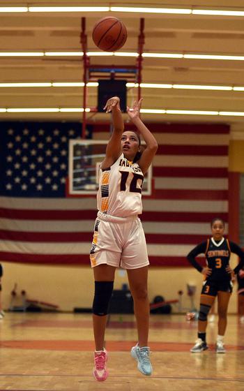 Vahna Talikschwil shoots a free throw.