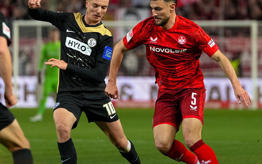 Kaiserslautern and Elversberg players go for the ball.