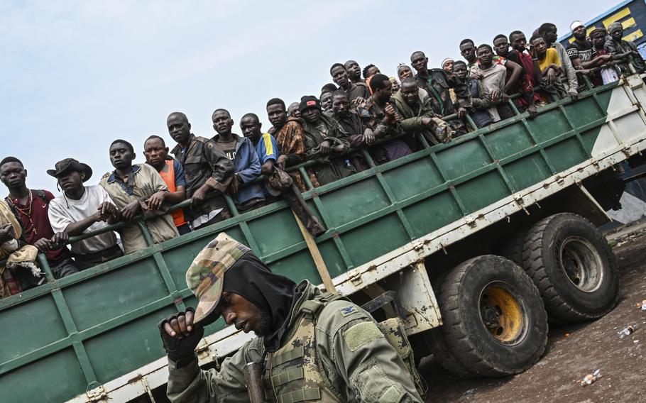 M23 rebels escort government soldiers and police 