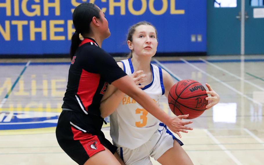 Molly Bogdon dribbles under pressure.