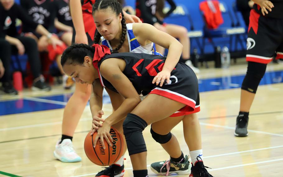 King's Moa Best and Yokota's Coco Jones tie up for the ball. The Cobras won 48-30.