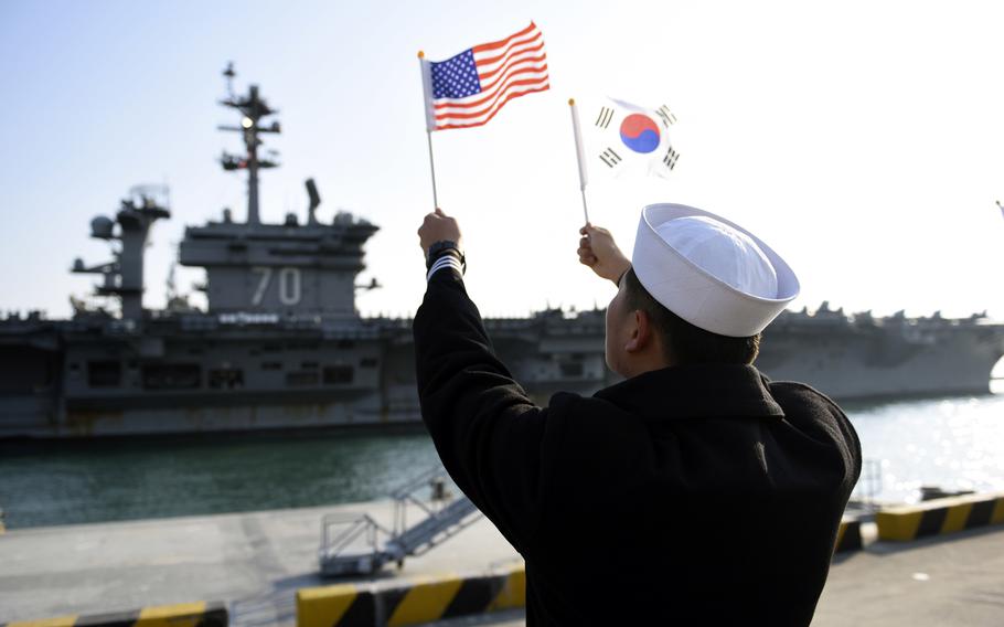 한국 선원은 2017년 대한민국 부산에서 항공모함 칼 빈슨을 환영합니다. 