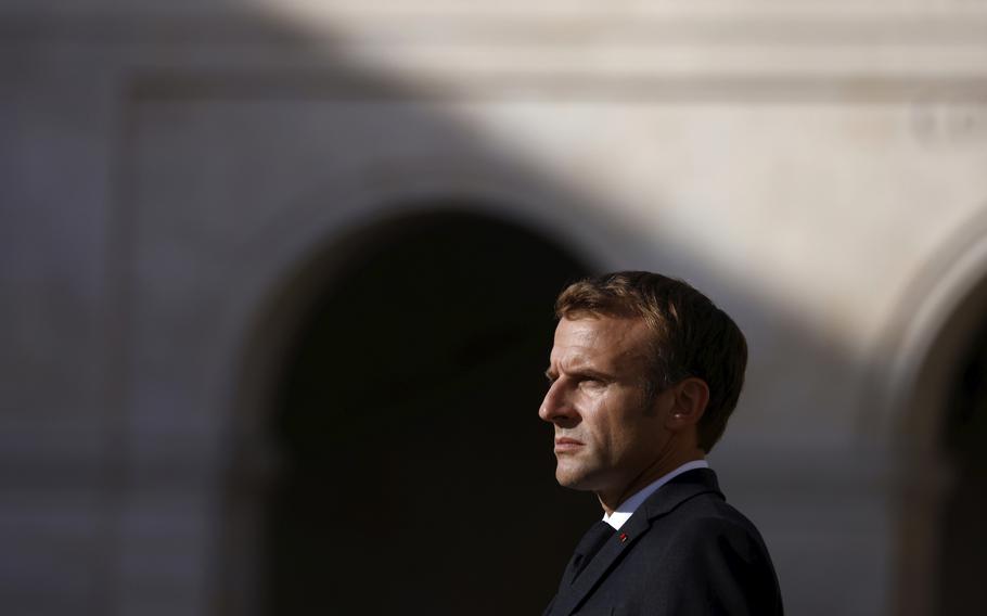 Le président français Emmanuel Macron assiste à une cérémonie en l'honneur d'un soldat français tué au Mali, Maxime Blasco, au monument des Invalides à Paris, le mercredi 29 septembre 2021 (Stephane Mahe/Pool via AP)