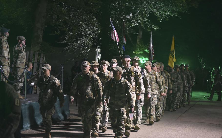 Amerikaanse piloten marcheren op 19 juli 2024 langs een controlepositie in Kamp Humanzoord, ten zuiden van Nijmegen, Nederland, terwijl ze beginnen aan een reis van ongeveer 40 kilometer om de vierdaagse mars te voltooien.