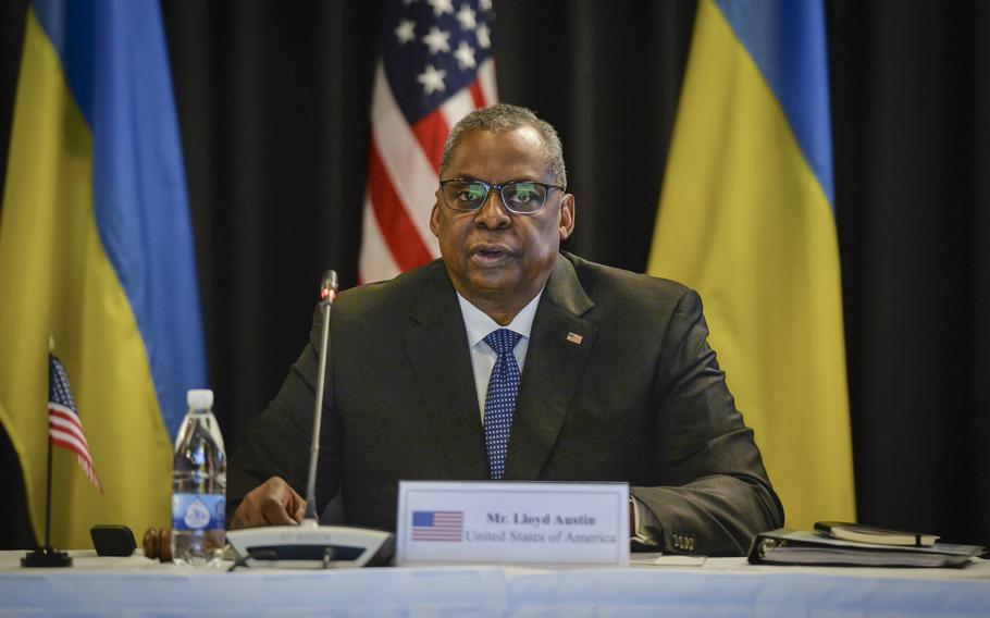 US-Verteidigungsminister Lloyd Austin hält während des Treffens der ukrainischen Verteidigungskontaktgruppe am 21. April 2023 auf dem Luftwaffenstützpunkt Ramstein in Deutschland einleitende Bemerkungen zur militärischen Zusammenarbeit.  Austin dankte seinen Verbündeten und Partnern für ihre anhaltende Unterstützung nach dem Durchsickern geheimer US-Verteidigungsinformationen über den anhaltenden Konflikt.