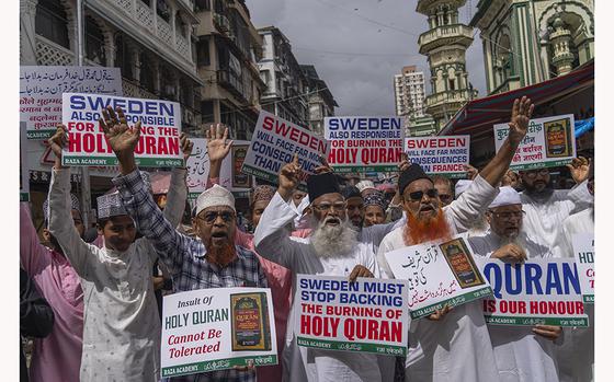 Indian Muslims Hold Placards And Shout Slogans Condemning The Desecration Of Islams Holy Book 3925