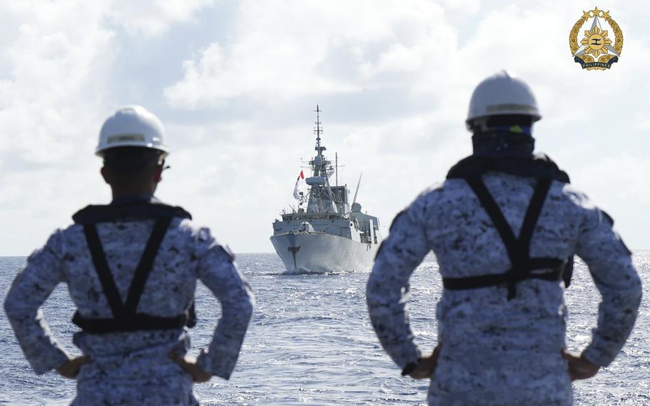 Philippine Navy personnel looking at a Canadian ship.