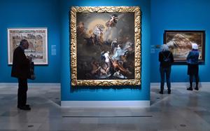 Visitors to “Rembrandt’s Amsterdam. Golden Times?” check out the works by Dutch masters. The exhibit at Frankfurt’s esteemed Städel Museum runs until March 23, 2025. In the center is Nicolas Pietersz Berchem’s “Allegory on the expansion of Amsterdam.”