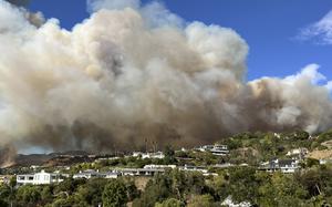 This photo taken by Pacific Palisades resident Darrin Hurwitz shows the Palisades Fire as it approaches homes in Los Angeles, Tuesday, Jan. 7, 2025. (Darrin Hurwitz via AP)