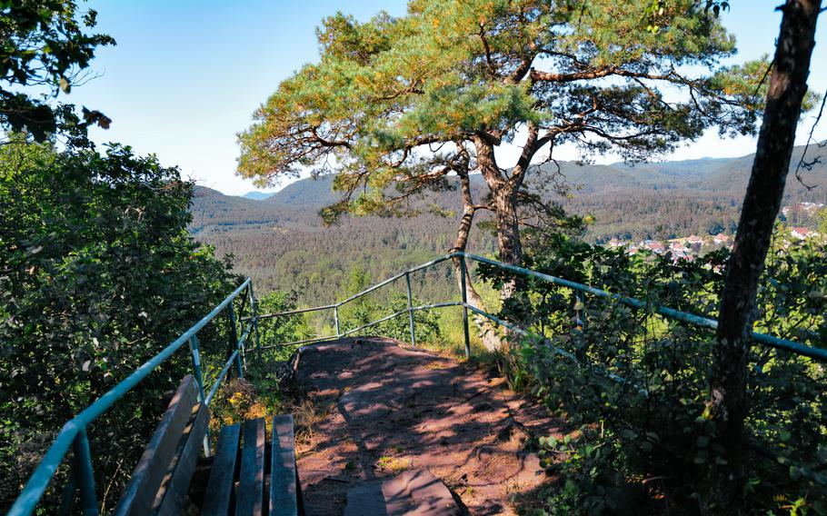 The view from the Lindelskopf platform offers a breathtaking panorama of Ludwigswinkel, Germany. The climb up is short but steep, with a rewarding view at the top.