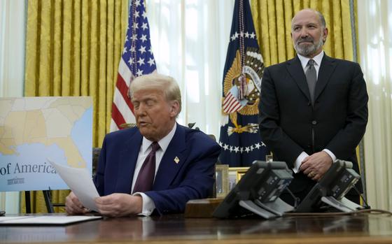 Donald Trump and Howard Lutnick in the Oval Office.