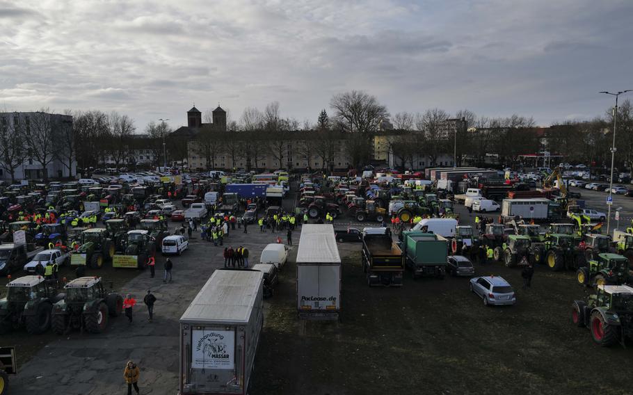 Kaiserslautern’s city council extended the park-and-ride service at Messeplatz, seen here during the farmer’s protest in January, until 2025, while also approving free bus rides on Advent Saturdays to ease congestion.