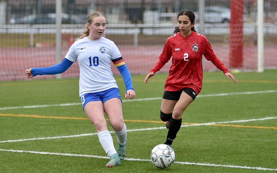 Claire Boynton makes a pass.