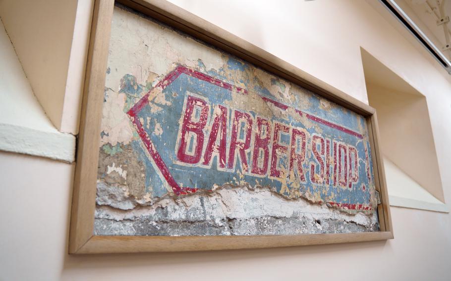 A sign pointing the way to an occupation-era barbershop was recently uncovered during renovations to Yokohama City Port Opening Memorial Hall in Yokohama, Japan.
