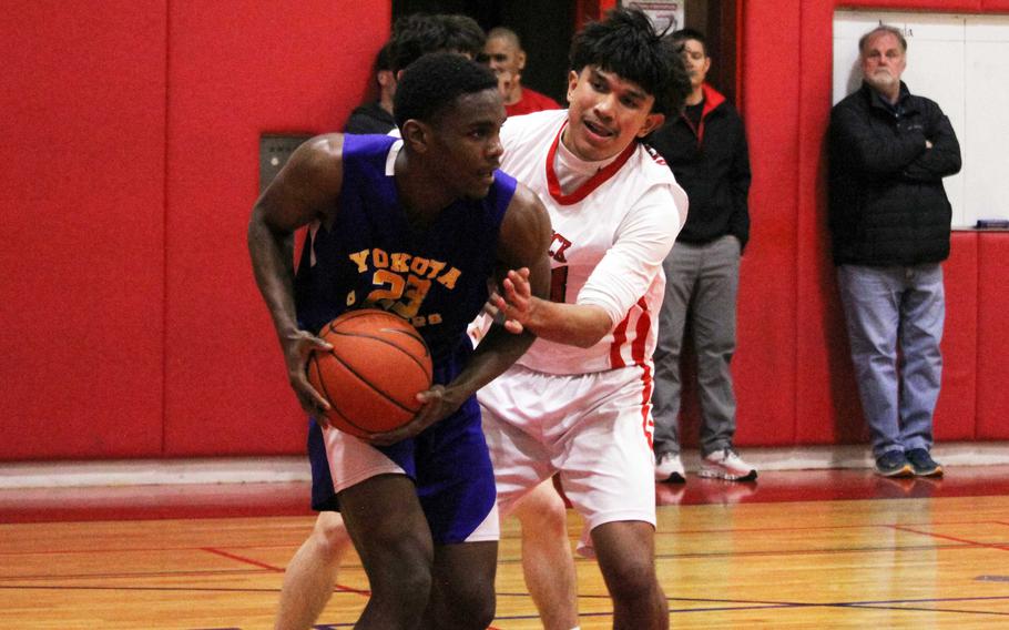 Javier Arroyo tries to get the ball.