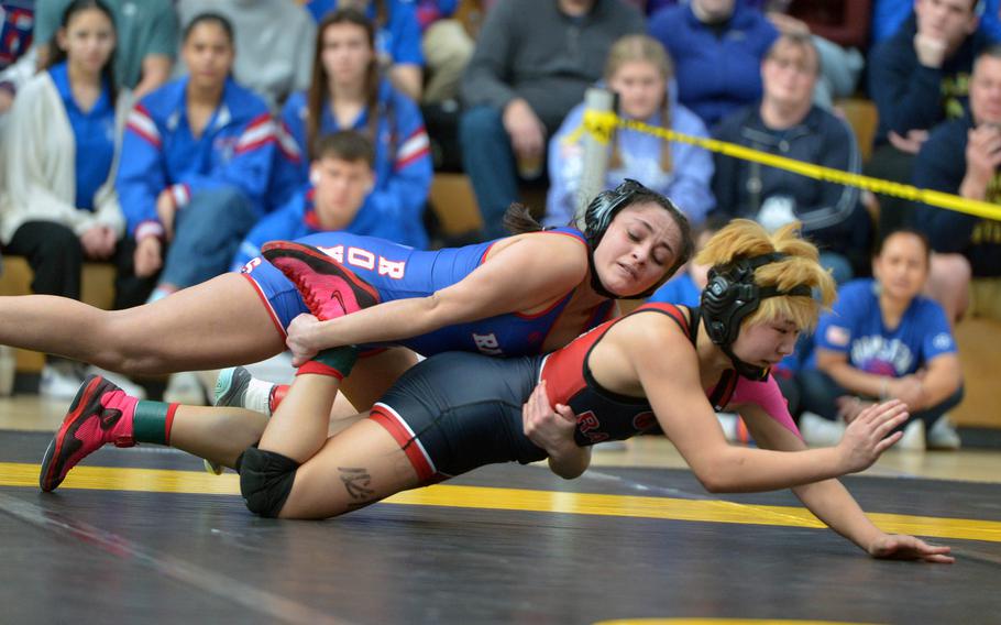 Genesis Esparza pushes Uno Tate to the mat.