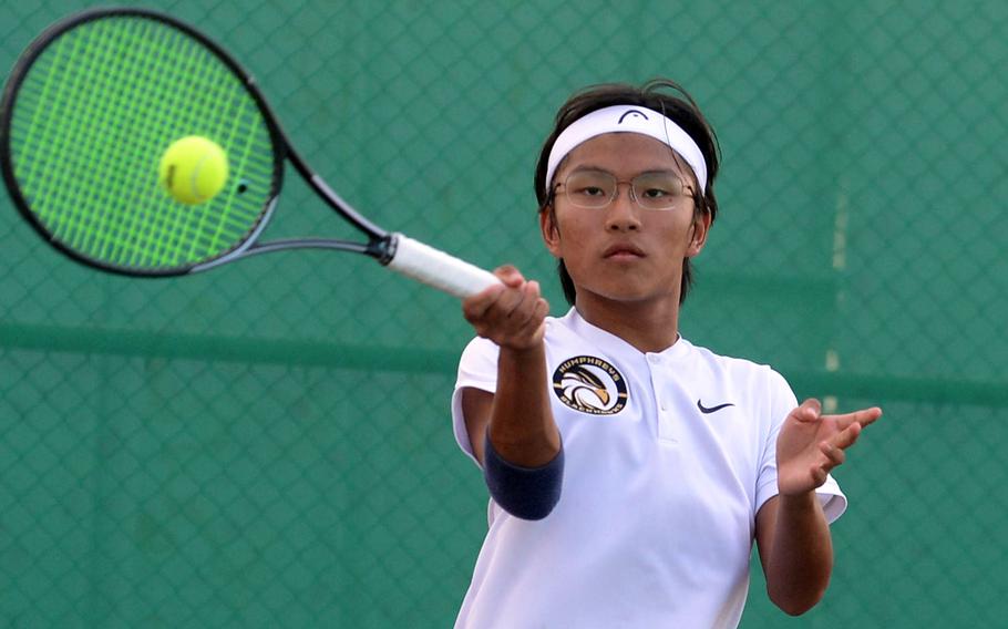 Humphreys’ Julian Cho plays tennis.