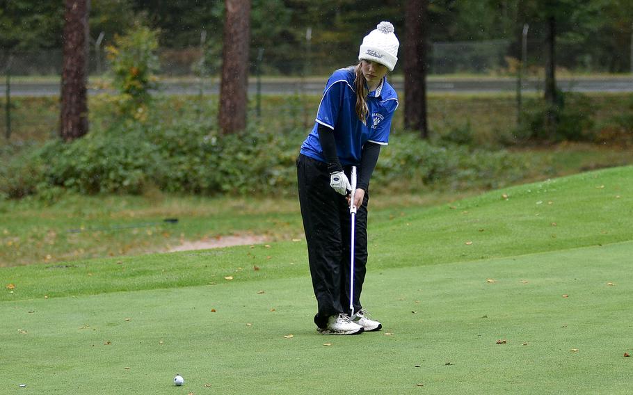 Nora Hacker watches a putt.