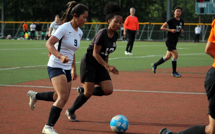 Clarice Lee dribbles up the field.