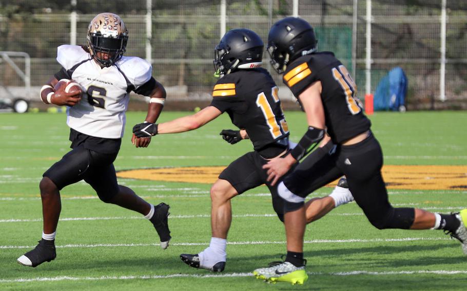 Joshua Canion runs with the ball.