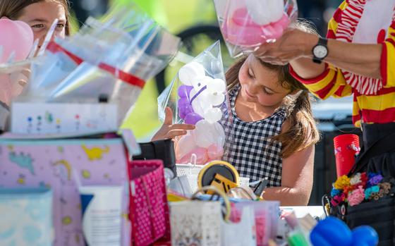 A girl receives a balloon animal