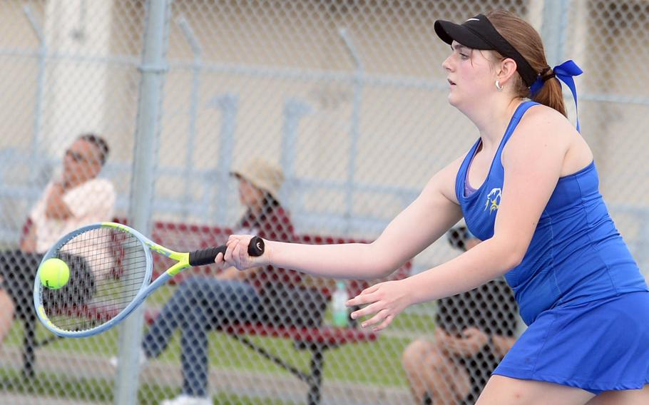 Giselle Pinard plays tennis.