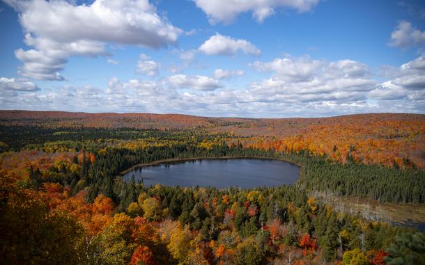 Fall foliage peaking around Oberg Lake in Tofte, Minn.  You’ll get a perfect glimpse of the Instagram-famous lake by hiking the 3-mile out-and-back loop off the Superior Hiking Trail. The rugged trail climbs 230 feet through rocky thickets of gold, orange and red. Its nine overlooks include 360-degree views of kaleidoscopic highlands plus Lake Superior, some 900 feet below