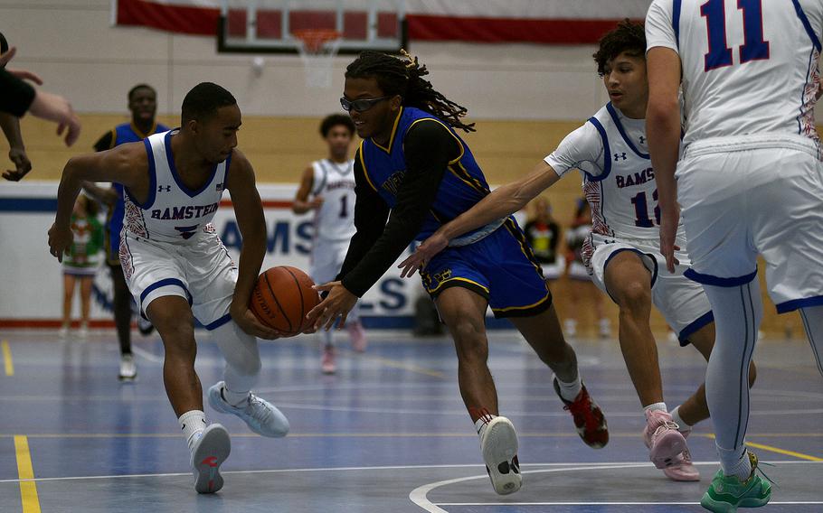 Ky’Ron Hall and Jordan Thibodeaux battle for the ball.