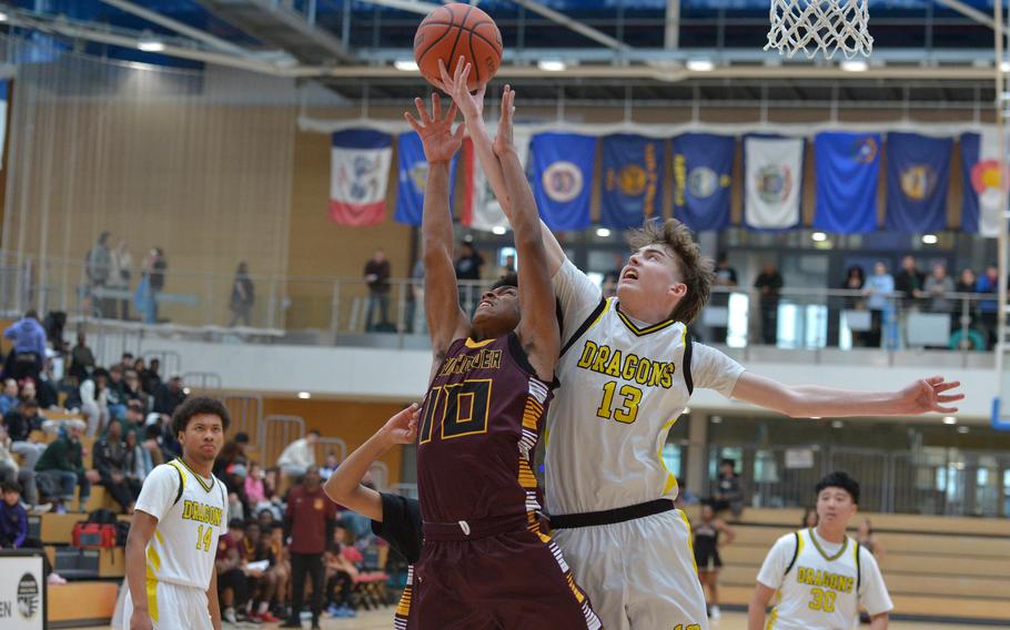 Jaylon Bilbrew and Aaron Dudley fight for a rebound.