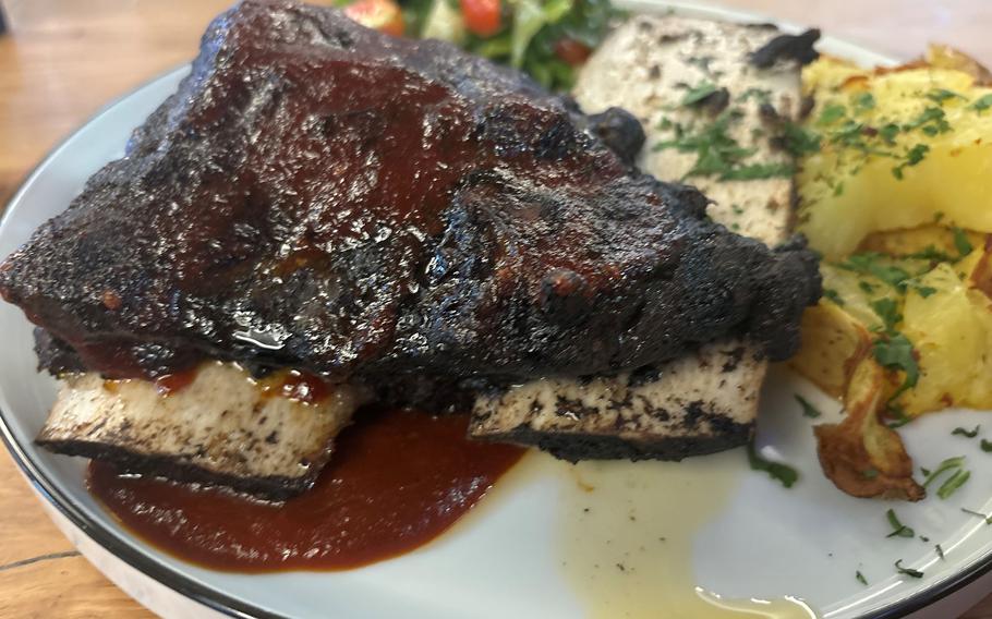 The short ribs at Das Louis in Weiden, Germany, were so tender and moist that the meat fell off the bone. They came slathered in a sweet, tangy barbecue sauce.