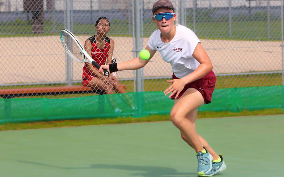 Elizabeth Shoop plays tennis.