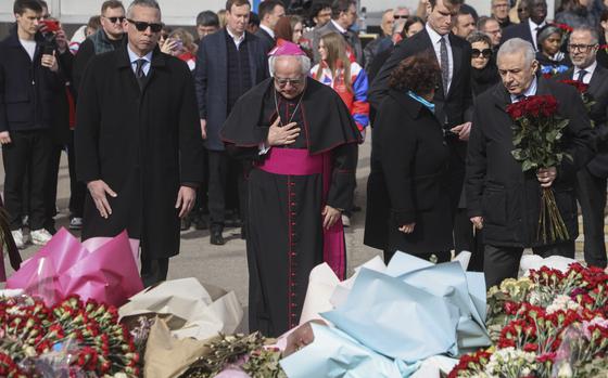 Giovanni d'Aniello, Apostolic Nuncio to the Russian Federation, center ...