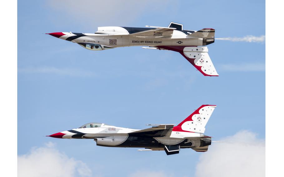 The Thunderbirds perform the Calypso Pass during the Airshow and Warrior Expo at Joint Base Lewis-McChord, Wash., Aug, 27, 2016.