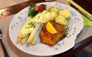 Bierstadel in Sindelfingen, Germany, offered some asparagus-filled specials on a mid-May Monday evening. The dish consisted of schnitzel, asparagus with Hollandaise sauce and potatoes, garnished with a strawberry.